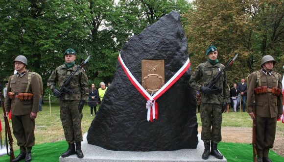 Odsłonięcie pomnika Żołnierzy Wyklętych w Dzierżoniowie Odsłonięcie pomnika Żołnierzy Wyklętych w Dzierżoniowie